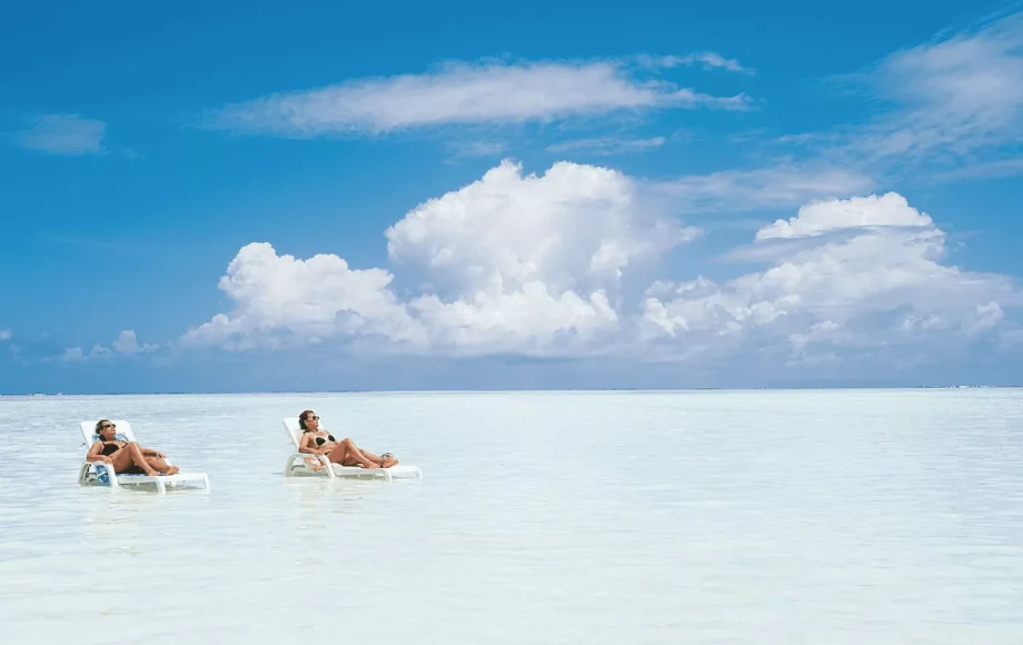 Relaxen in de ligstoelen tijdens de vakantie in Zanzibar