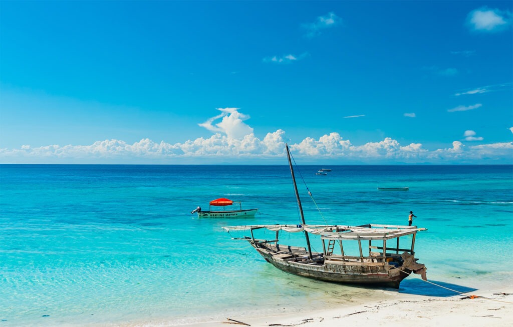 Boot aan het strand op Zanzibar