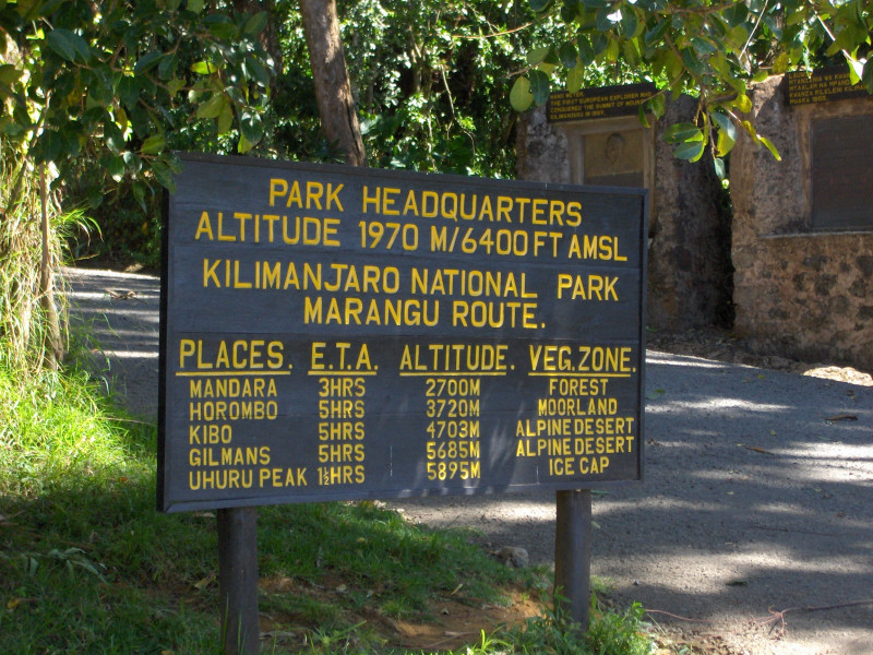 Beklimming Marangu Route dag 1/5: Marangu Gate (1830 m) - Mandara Huts (2700 m)