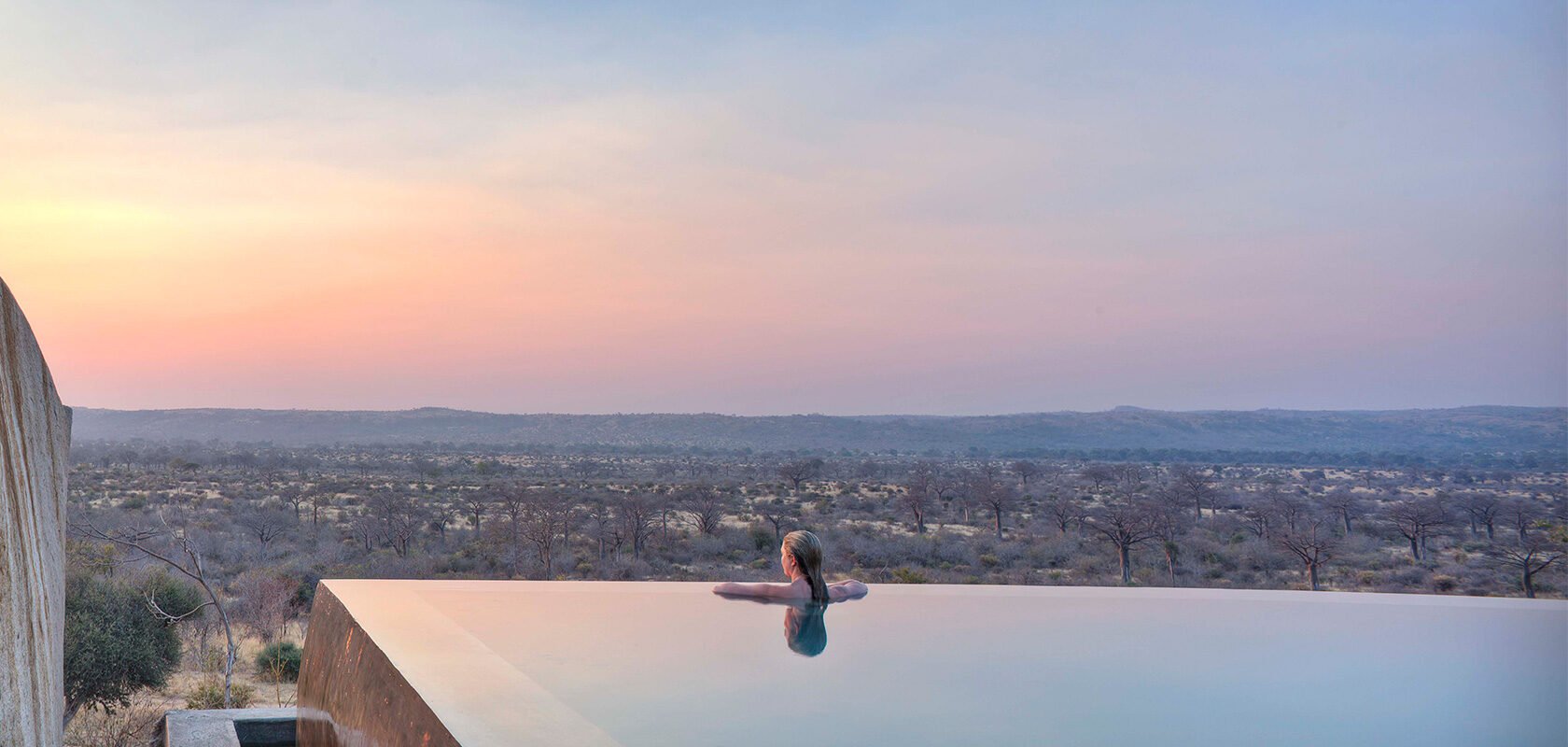 Uitzicht op de horizon vanuit de infinity pool