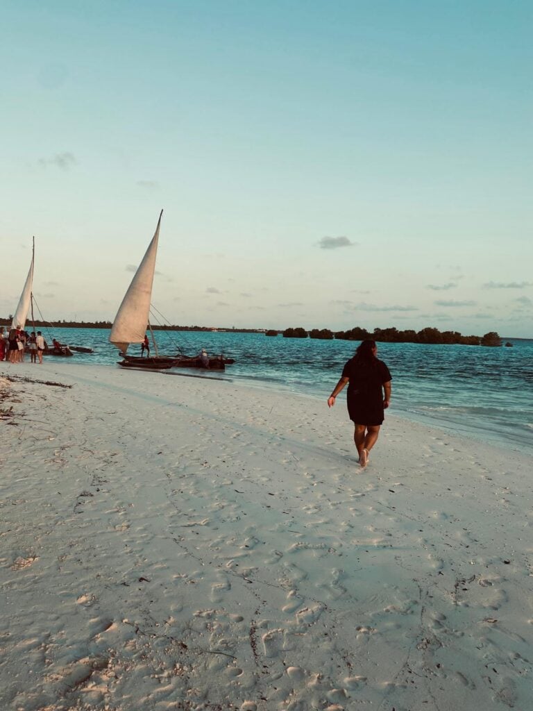 Tieyo_Walking close to Dhow